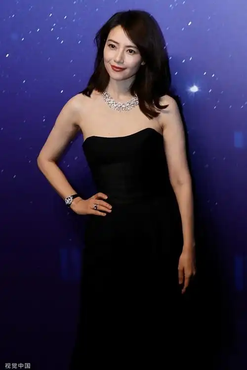 高圆圆着黑色抹胸裙大秀锁骨 搭配钻石项链太耀眼_凤凰网娱乐_凤凰网