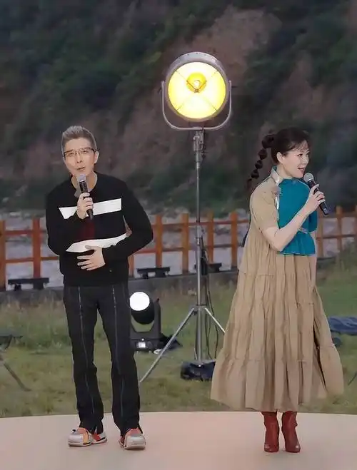 文静:满满cp感,和朱广权把《康定情歌》唱出《夫妻双双把家还》_李