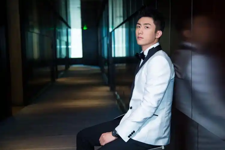 简介:黄景瑜白色西装写真图片,分享一组黄景瑜图片给大家,图中的明星