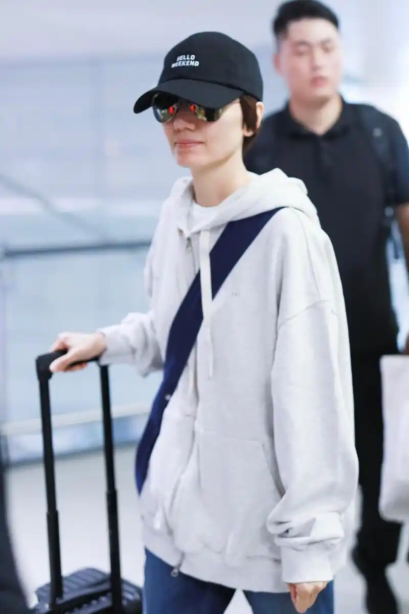 袁泉的气质太好了宽松卫衣走机场低调随性衣着朴素但气质高级
