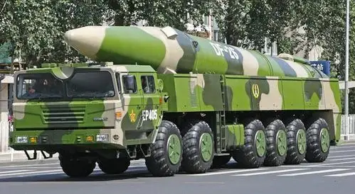 图为东风-26弹道导弹.