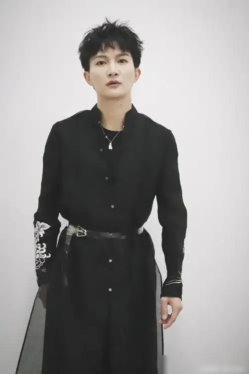 周深献唱张艺谋悬崖之上主题曲好声音二轮淘汰如今发展最好