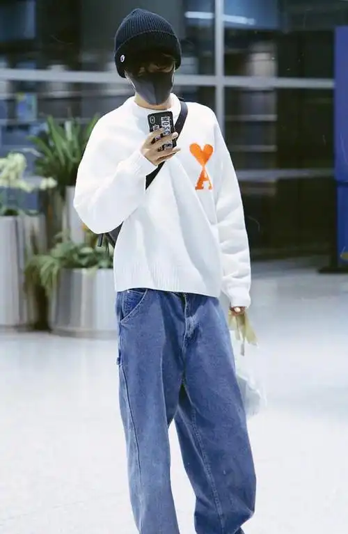 肖战这阔腿裤的裤脚一个顶俩,却能穿得这么好看!