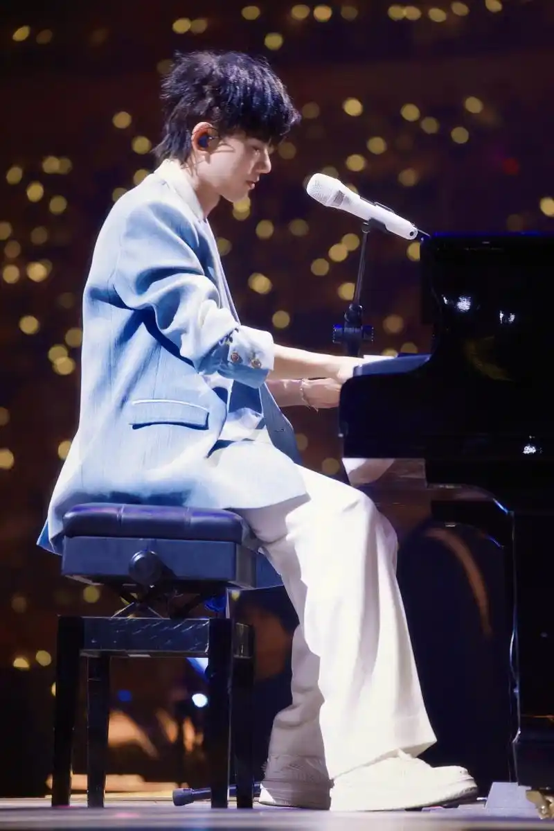 张杰超话张杰超话#张杰未你好吗跨年演唱会#  星海波澜,柔光一点.