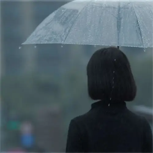 喜欢和我一起 你笑着无语 今夜里我又站在雨里 仿佛又看到你的背影