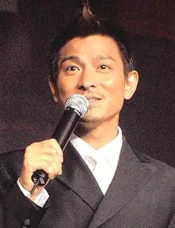 展开全部 你的脸比较细长,发型建议弄个当前流行的莫西干发型!