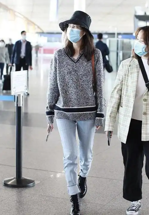 高露印花西装知性霸气搭配低马尾发型精致中不失小性感