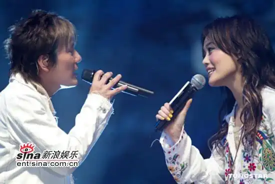 组图:容祖儿张信哲出席"容我信爱"演唱会