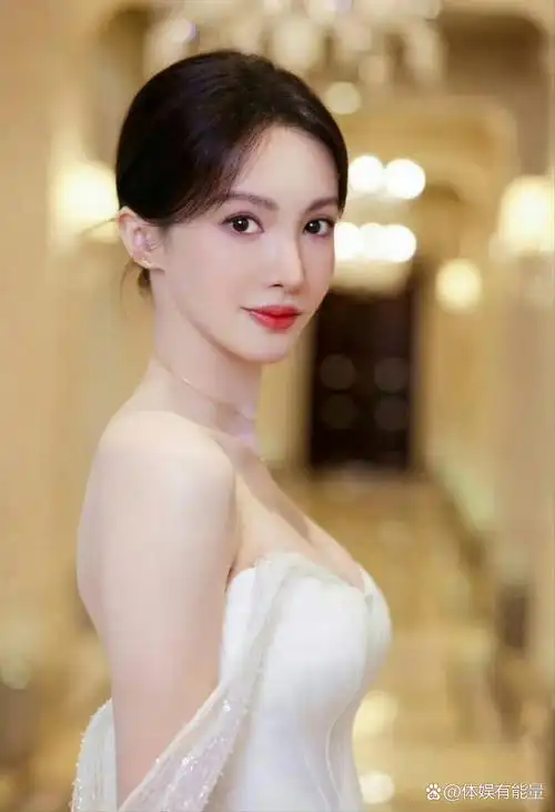 金晨推翻了我对她身材平平的刻板印象,用实力证明自己是身材有料的,好