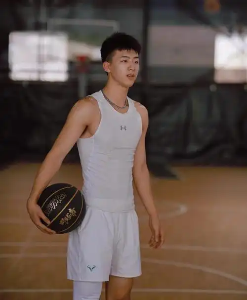 身高183cm山东体院00后大1男生,瘦高又结实的身材更显阳刚帅酷!