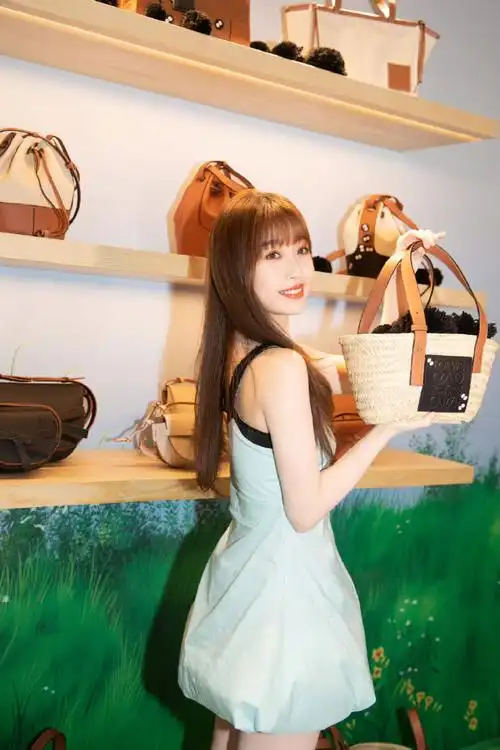 虞书欣淡绿色连衣裙