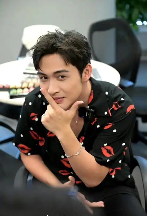 pcstar#  张彬彬扫楼穿唇印衬衫真的可以哦