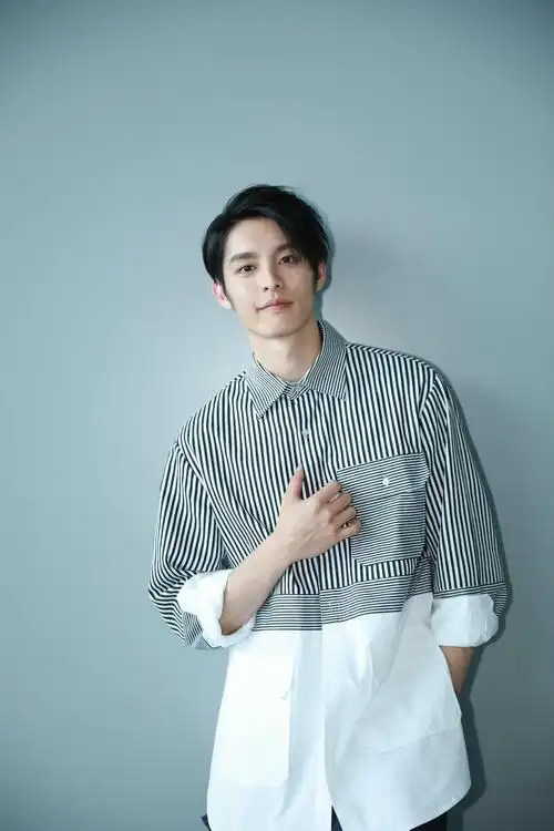 曹佑宁出席热血高校发布会慢半拍男神反转爆金句