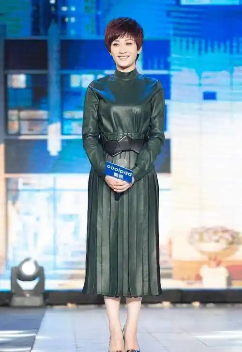 李小冉因剪了短发翻车,穿墨绿色皮裙太显老,终于信她43岁了_版型_效果