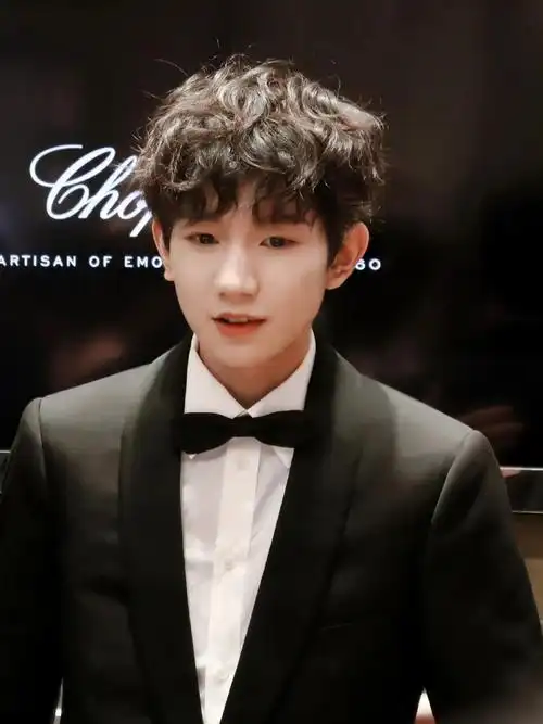 男明星的"羊毛卷"才是最佳发型:肖战王一博精致,任嘉伦太温柔