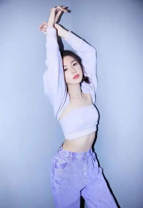 女团风依旧是今年的潮流所向,毛晓彤四身搭配,好身材令人羡慕