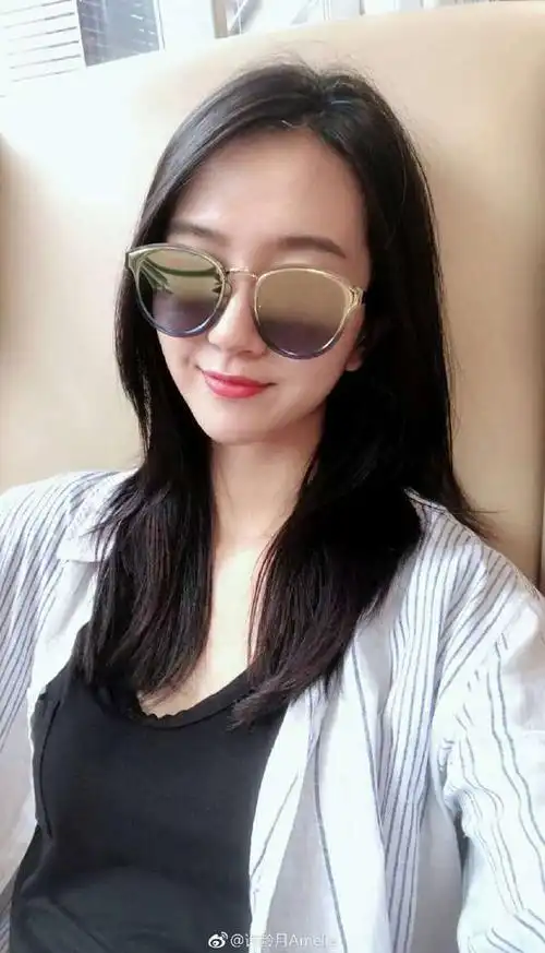 小花旦许龄月更博今天出趟远门归期未定,晒出美美哒自拍照