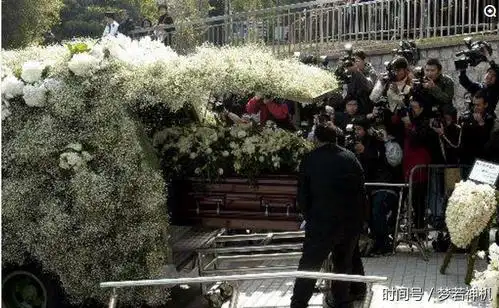 直击当年梅艳芳葬礼全过程刘德华扶灵落泪几乎全港明星都去了