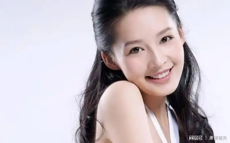 中国内地女演员张静初显露性感妩媚美背?