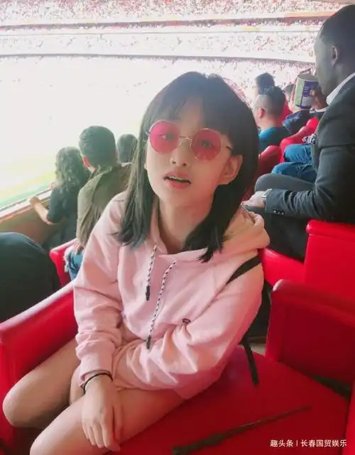 12岁女儿近照曝光,亭亭玉立清纯甜美,继承了父母的高颜值_石洋子