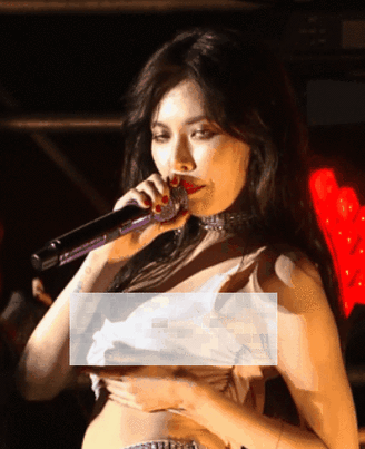 泫雅胸前蝴蝶结不慎散开险些造成演出事故虽然金泫雅抓着衣服完成了