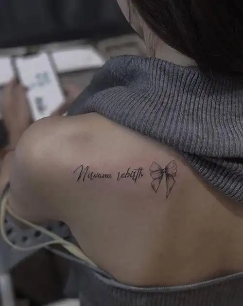 英文小作纹身图片_肩部纹身图案