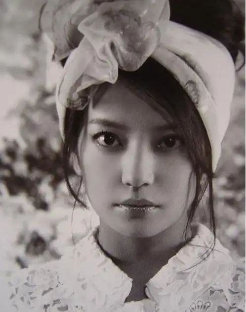 赵薇早期照片大曝光,气质神韵美如画