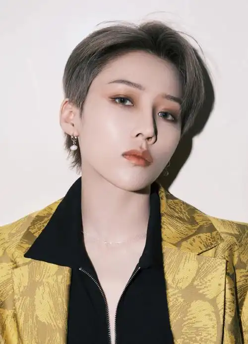 刘雨昕秀场直播造型##刘雨昕黄色西装直播造型##刘雨昕直播怼脸镜头