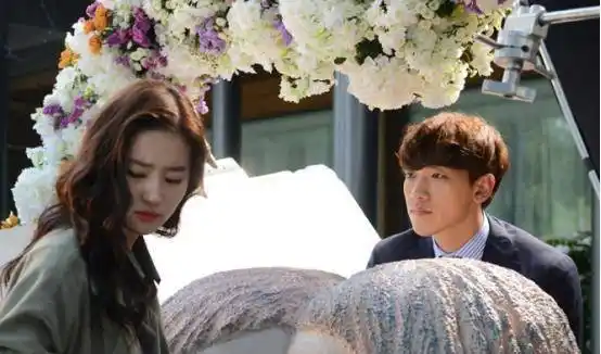 忧愁,然而在机缘巧合下,她却结识到了年轻的画家由郑智薰饰演的徐承勋