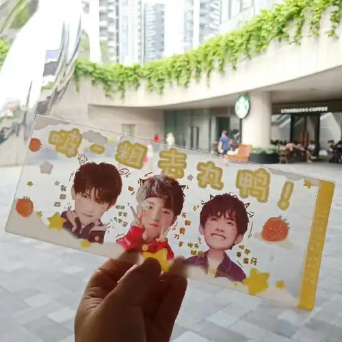 tfboys超话92#愚人节站姐团建#  工体门口来几个草妹,灯幅需要你们