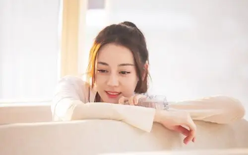 迪丽热巴甜美壁纸(2/6)