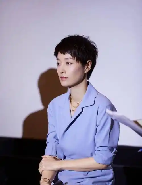 原创42岁女明星久违亮相超短发新造型美得俏皮穿搭总算高调了一回