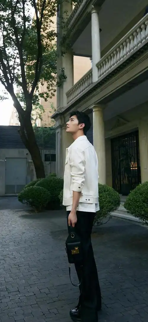 杨洋休闲穿搭超帅气!阳光清爽又自然,很有质感,帅气又不乏可爱