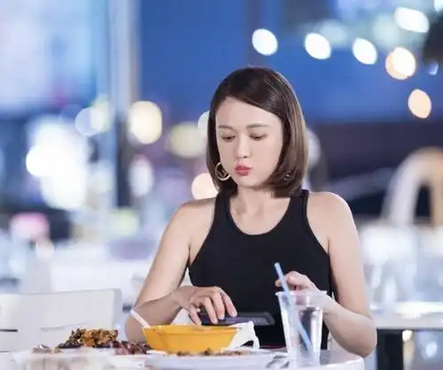 陈乔恩真会保养,剪短发40岁美回25岁,网友:连笑容都像小女孩