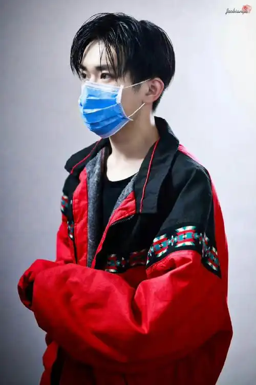 易烊千玺顺毛刘海##易烊千玺蓝色卫衣机场路透