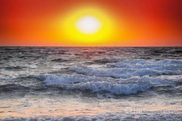 美丽的夏日日出,在暴风雨的海面上,海景
