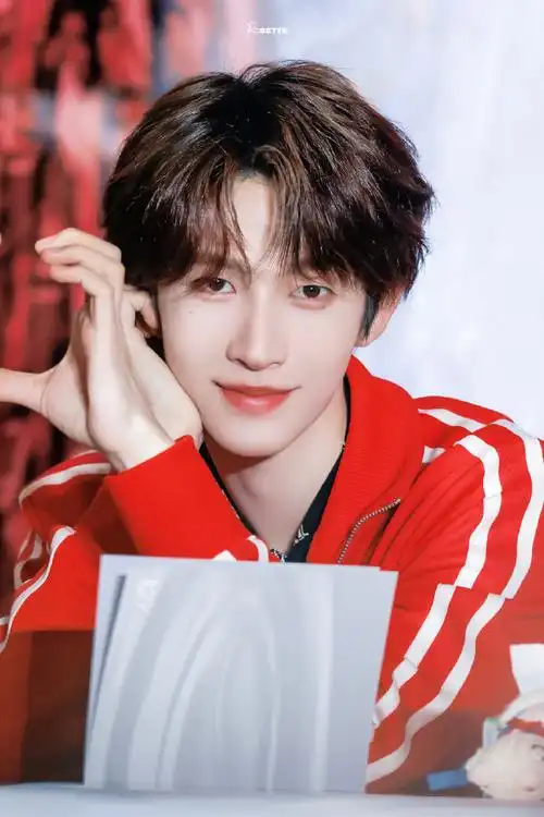 刘宇签售会送粉丝凉茶##刘宇签售会饭拍图