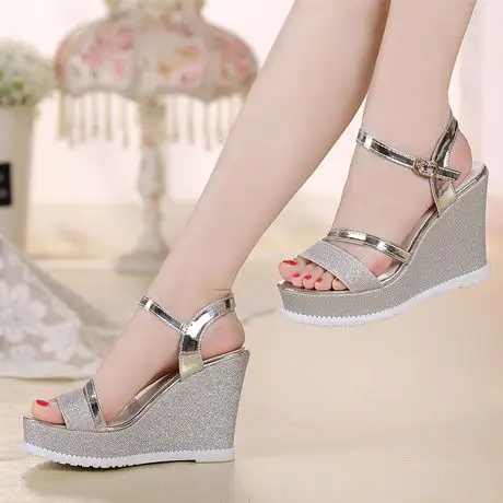 【新款凉鞋】_时尚女鞋图片_防水台女鞋价格_搭配分享 - 爱逛街