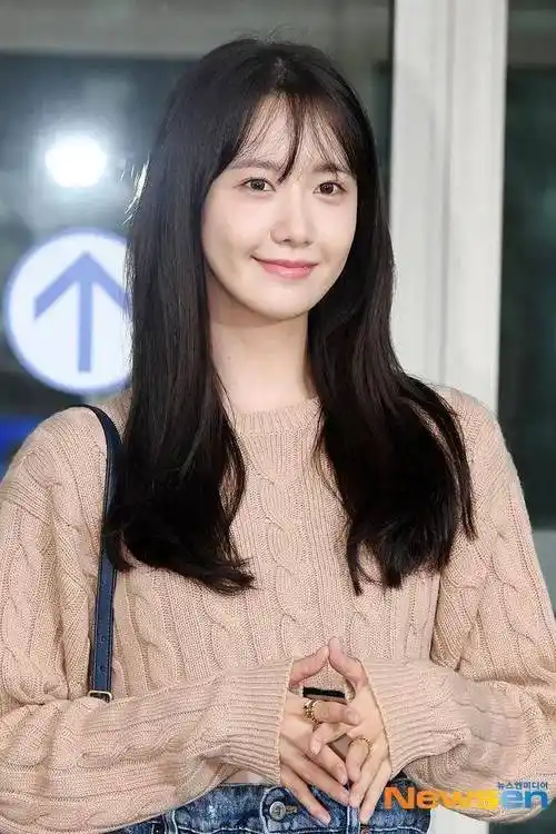 林允儿新发型亮相 齐刘海秒变高中生甜妹_miumiu_king_land