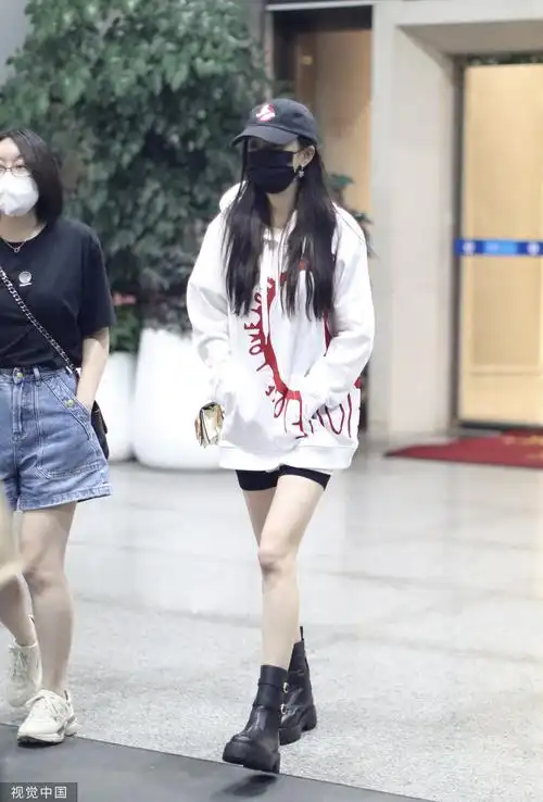 杨幂穿帽衫搭热裤抵达长沙机场 下衣失踪露美腿_凤凰网