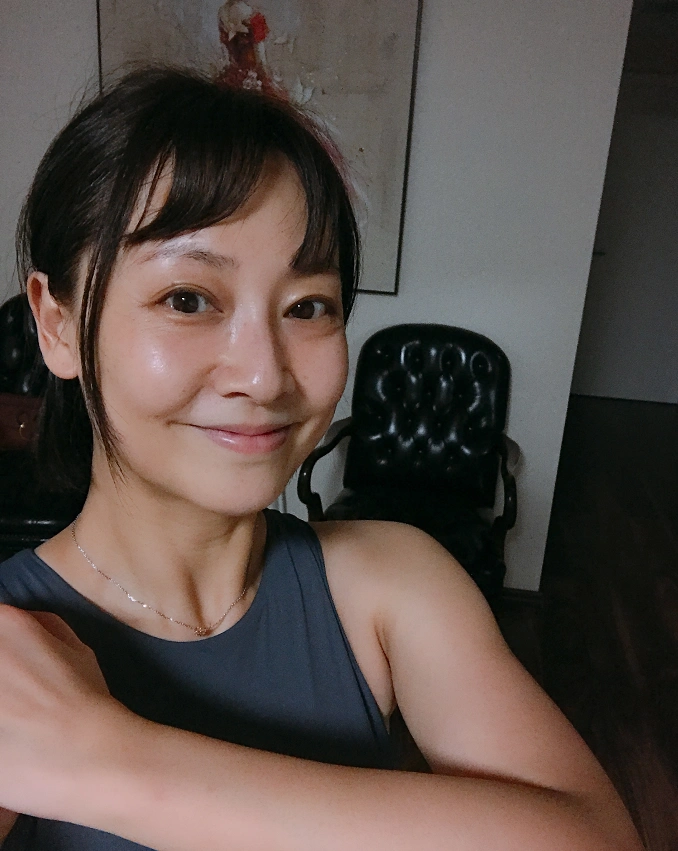 张卫健妻子颜值高,除了有黑眼圈外肌肤细腻红润,比同龄人年轻_张茜