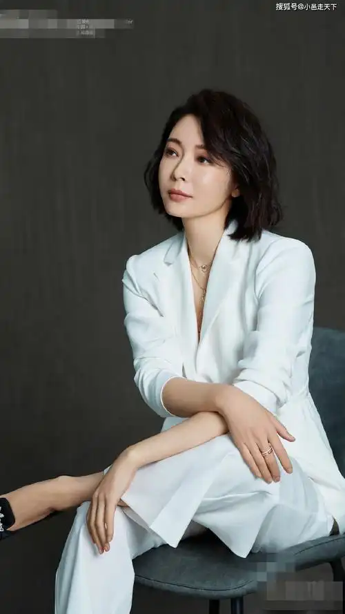 陈数第5期陈数白色西装干练写真