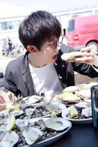 易烊千玺吃东西也是苏点满满,骨子里透出来的绅士礼仪不只是可爱