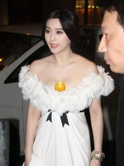 范冰冰真是太白了,明明穿的是雪白的裙子,肌肤却比衣服还亮