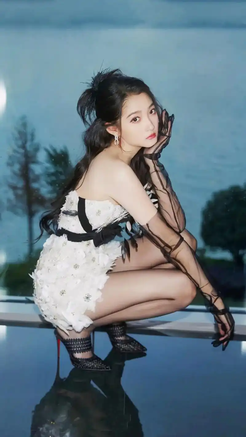 关晓彤性感丝袜美腿秀!黑丝篇!每日更新,收集不易,点个赞支持 - 抖音