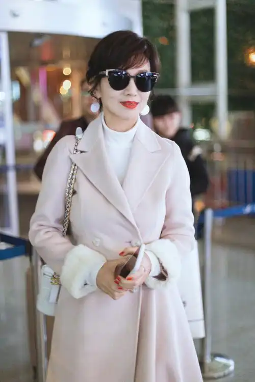 原创赵雅芝夫妇走机场,65岁穿彩色毛衣太少女,同框73岁老公像两代人