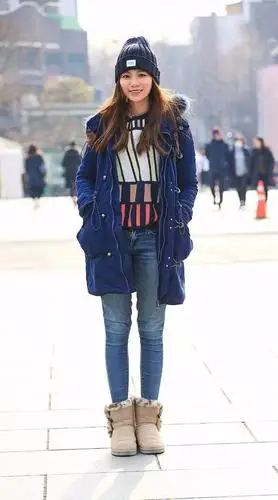 非常典型的韩国人的长相,细长的眼睛好看的单眼皮.