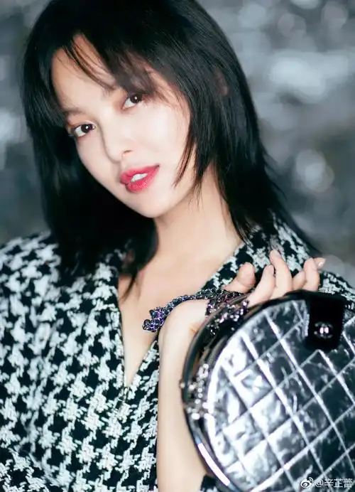 半个娱乐圈女星的同款"锁骨发"火了!减龄又显脸小,谁剪谁先美!