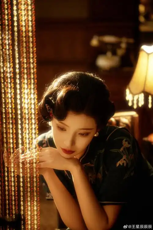 好看的不是我 是旗袍 是那一代 是中国女人  #旗袍##繁花##老上海风情