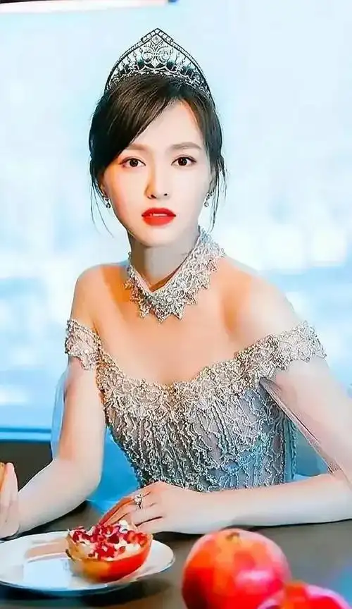 甜美可爱,活泼开朗,身姿曼妙的唐嫣,美丽动人的写真照_网易订阅